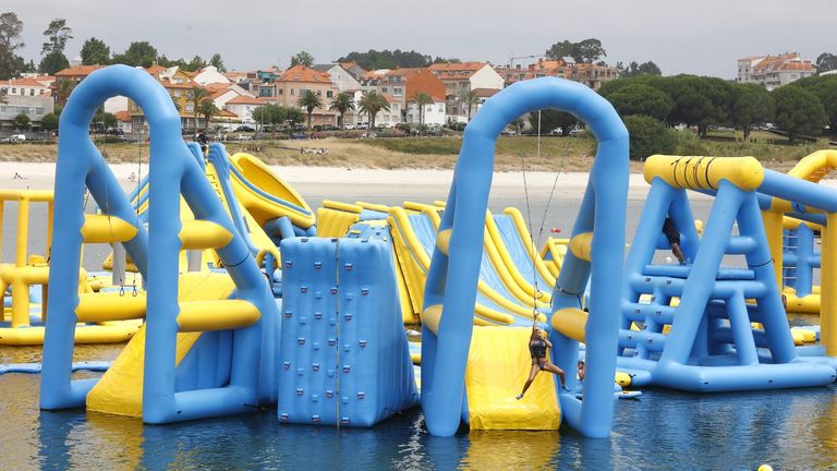 Vuelve el parque flotante más grande de España a la playa de Baltar, en Portonovo