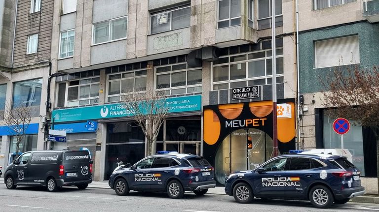 Despliegue policial por el fallecimiento de una mujer de avanzada edad en un céntrico piso de Vigo