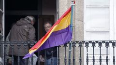 Colocacin de una bandera republicana en un balcn de Lugo el 14 de abril del ao 2013