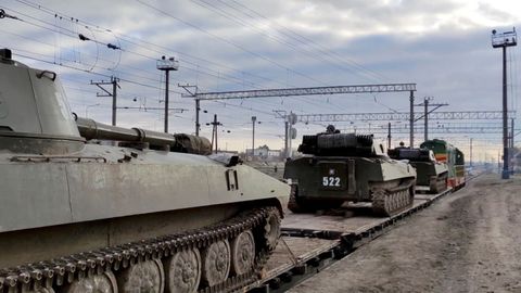 del Ministerio de Defensa de Rusia muestra los vehculos de combate blindados rusos cargados en los vagones de carga del ferrocarril en Bakhchysarai, Crimea.