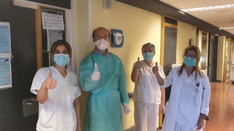 Trabajadores del servicio de Neumologa del Chop celebran la primera alta hospitalaria de un paciente de 45 aos con COVID-19