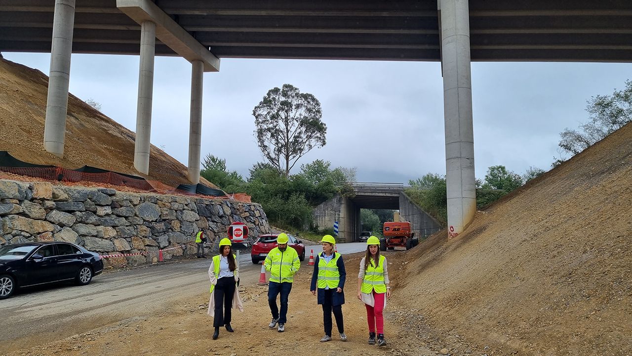 Delia Losa visita las obras del puente de La Barrosa, en Salas