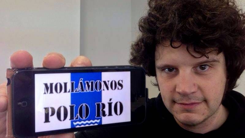 Jos� Antonio Garc�a, en la ribera del r�o Sarria, que cruza una gran parte de la villa.