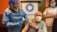 Inocencio Corbal recibe la segunda dosis de la vacuna en Ourense