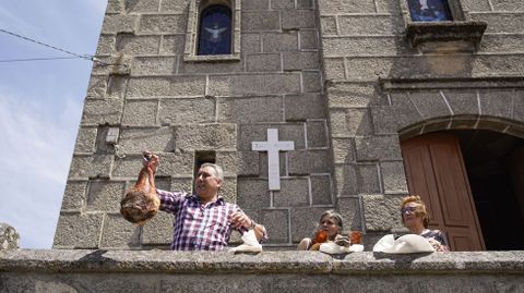 Poxa tradicional de cacholas e lacóns de las fiestas en honra a san Antonio en Cualedro