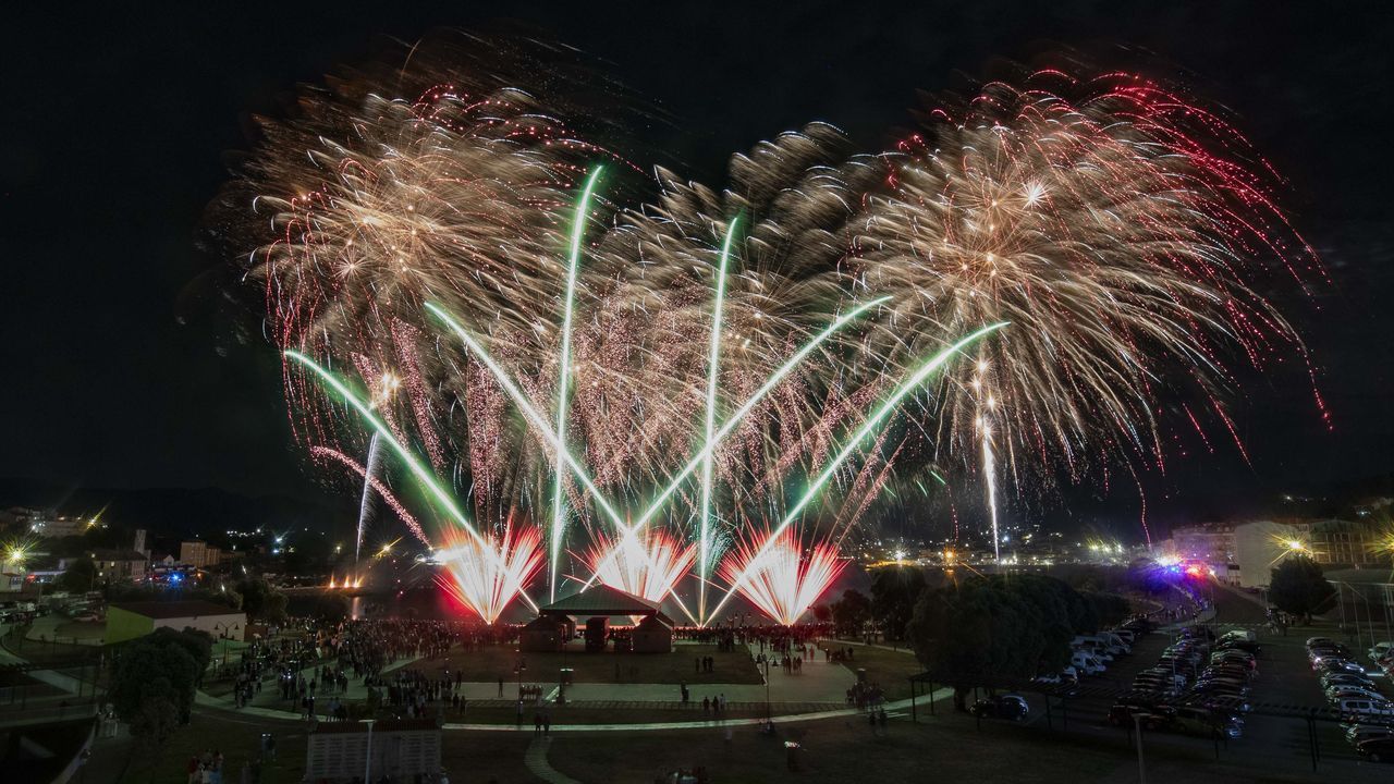 El viernes, adem&aacute;s, los ceenses pudieron disfrutar de la sesi&oacute;n de fuegos artificiales de la Xunqueira,&nbsp;que tuvieron que aplazarse la semana pasada debido al viento
