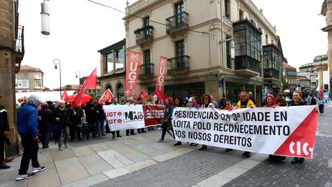 Momento en que las manifestaciones de UGT y de la CIG se cruzan en las calles de Pontevedra