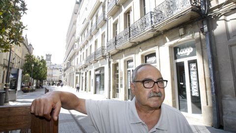 Manuel Curiel repartía en los años sesenta folletos del Cine Victoria en la Rúa da Raíña
