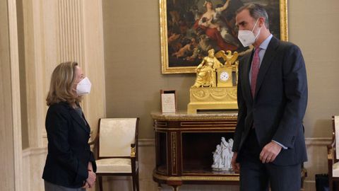 Felipe VI, junto a la vicepresidenta tercera del Gobierno, este jueves en una recepción al Consejo Asesor de Inteligencia Artificial