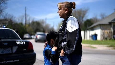 Un nio oculta el rostro contra el cuerpo de su madre en el vecindiario donde se produjo la tercera explosicin, en Austin