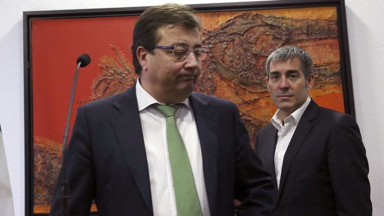 Vara, con el presidente canario. El presidente de Extremadura, Guillermo Fernández Vara, y el de Canarias, Fernando Clavijo, propusieron ayer la celebración de una cumbre de presidentes autonómicos en octubre para lograr del Gobierno en funciones los datos que permitan hacer los presupuestos del 2017.