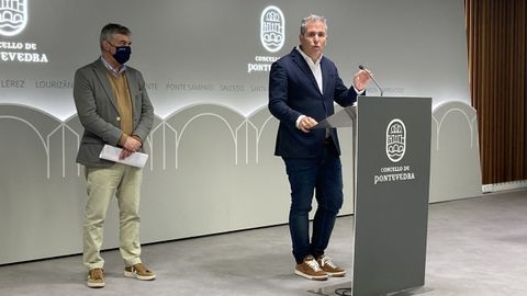 Los representantes del PP de Pontevedra Gerardo Pérez Puga y Rafa Domínguez, en la rueda de prensa en el Concello