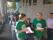 La plataforma Stop Desahucios subi� la despacho del juez decano a entregarle una petici�n 