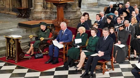 La reina Isabel II, el príncipe Carlos y Camila y la princesa Margarita, en primer término, con parte de la familia real sentados detrás
