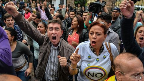Los votantes del no tomaron las calles de las principales ciudades de Colombia para festejar la victoria en el plebisticio.