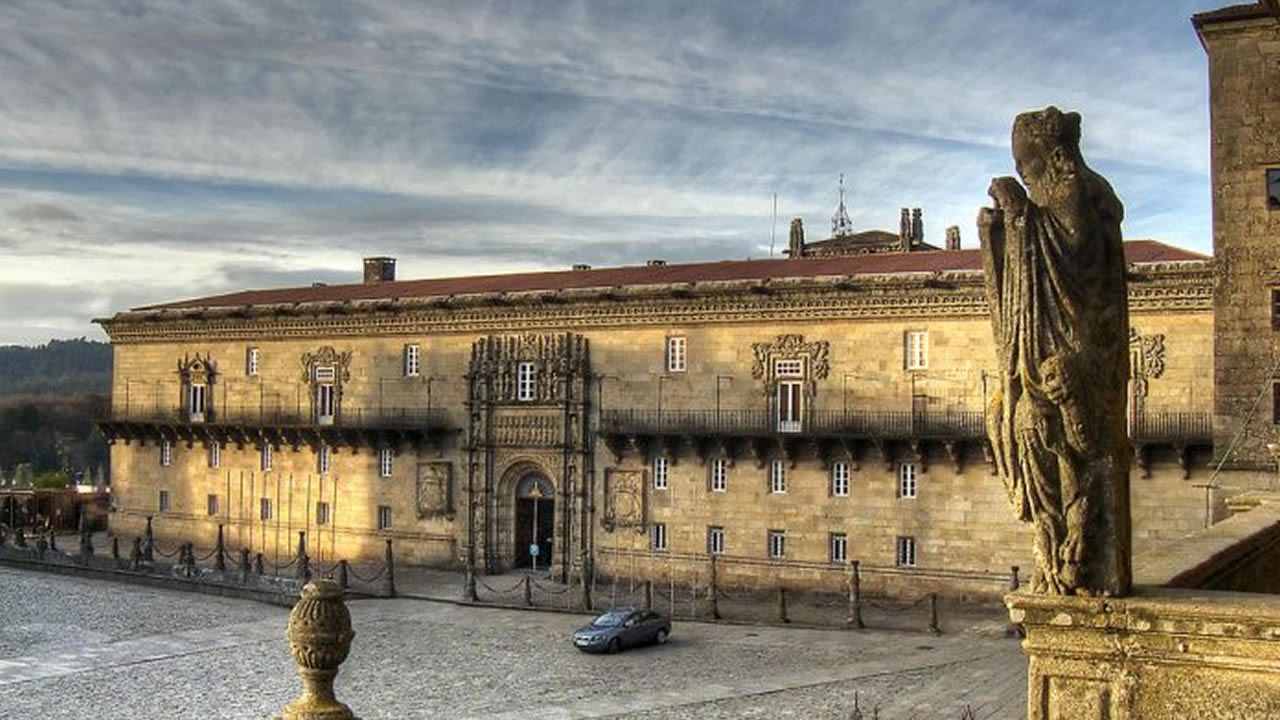 El tesoro que late en el corazn de la Catedral.El castillo de Santa Cruz, hoy dedicado a la investigacin y divulgacin cientfica, es uno de los smbolos del ayuntamiento de Oleiros, adems de un enclave de gran belleza natural, pues est situado en un islote. Adems de un enclave estratgico en la defensa de la zona, sirvi como pazo vacacional a la escritora Emilia Pardo Bazn.