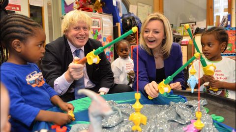 Boris Johnson visit en un colegio para anunciar que en su programa est incrementar el presupuesto de educacin
