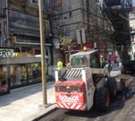 Una m�quina de asfaltado trabaja al mediod�a en la calle Elduayen, en sentido Porta do Sol