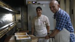Sayoa y Antonio Caneda, en la panadería de Trives
