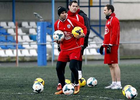 Vctor Daz, con dos balones en las manos durante un entrenamiento con el Lugo.