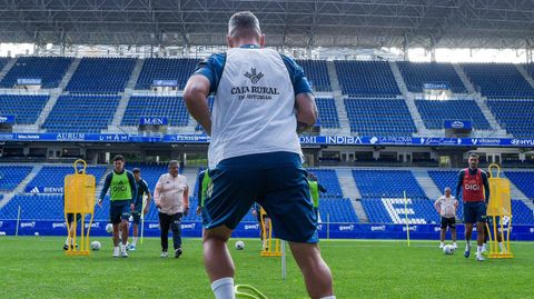 Santi Cazorla, de espaldas, en el �ltimo entrenamiento de la temporada en el Real Oviedo