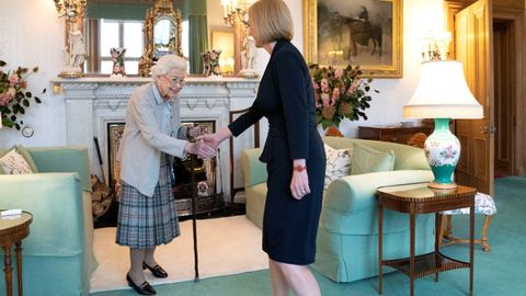 La reina Isabel II recibe a Liz Truss en el castillo de Balmoral, Escocia, para encargarle formar Gobierno en el Reino Unido