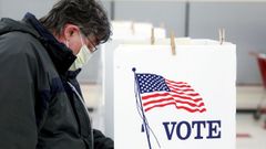 Una votante en un colegio electoral de Illinois