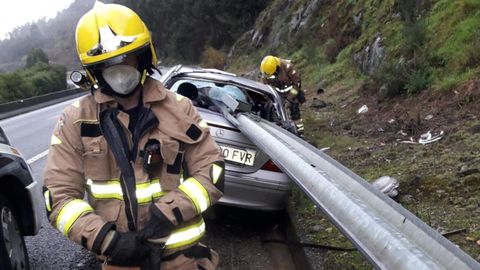 Dos bomberos, en el lugar del accidente, ocurrido en la AP-9 a la altura de Vilaboa