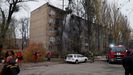 Bomberos trabajan en la extincin del fuego producido por el impacto de un misil ruso en un edificio residencial de Kiev.