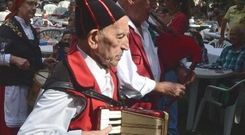Jos Snchez Muiz, acordeonista originario de Carballo y residente en Montevideo desde 1952, cumple hoy 100 aos