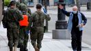 Un ciudadano vitorea a varios soldados que trabajan en la desinfeccin de la ciudad, este domingo, en Oviedo,