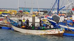  Salvamento Martimo rescat a los 60 migrantes de un cayuco a siete millas de Los Cristianos (Tenerife) la pasada semana.