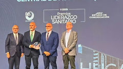 El gerente del �rea II y HUCA, Miguel J. Rodr�guez, y el director del hospital, Ram�n Rodr�guez, recogiendo el premio