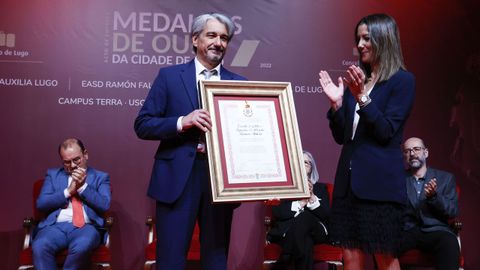 Ramón Cabarcos recolleu a medalla da Escola Ramón Falcón