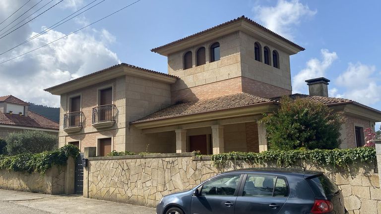 Levanta un torreón en su casa de Vigo y debe derribarlo para legalizarla