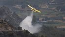 Una avioneta trabajando en la extincin de un incendio en Monterrei