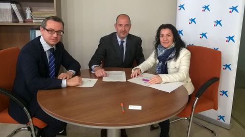 La presidenta del Colexio de Enfermera de Lugo, Lourdes Bermello, en la firma del convenio con el director del rea de negocio de CaixaBank en Lugo, Fernando Garza