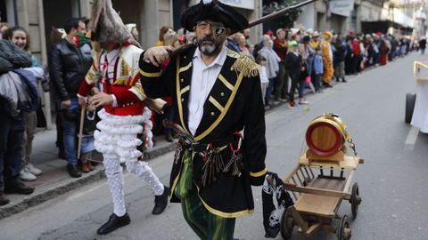 Domingo de entroido en Vern. Desfile con mucha participacin y pblico.