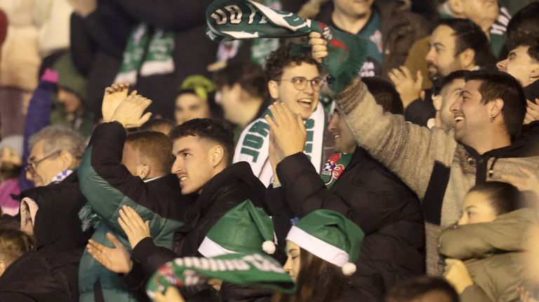 El Racing promueve el espíritu navideño para recuperar las buenas vibraciones en A Malata