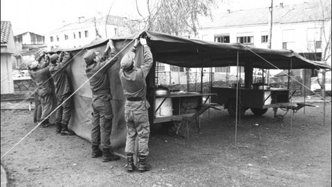 Soldados del Ejército de Tierra montan una cocina improvisada para atender a los cientos de vecinos que huyeron de la Costa da Morte.