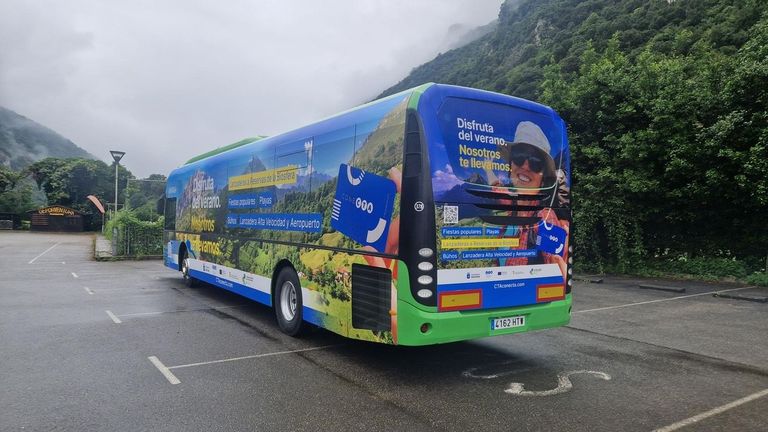 Uno de los autobuses con la campaña «Disfruta del verano»