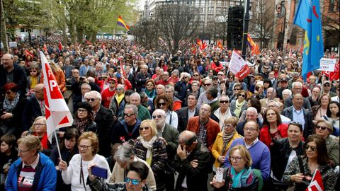 les de personas han participado hoy en Gijn de la manifestacin convocada por los sindicatos UGT y CC OO y la Federacin de Asociaciones de Personas Mayores para reivindicar pensiones dignas