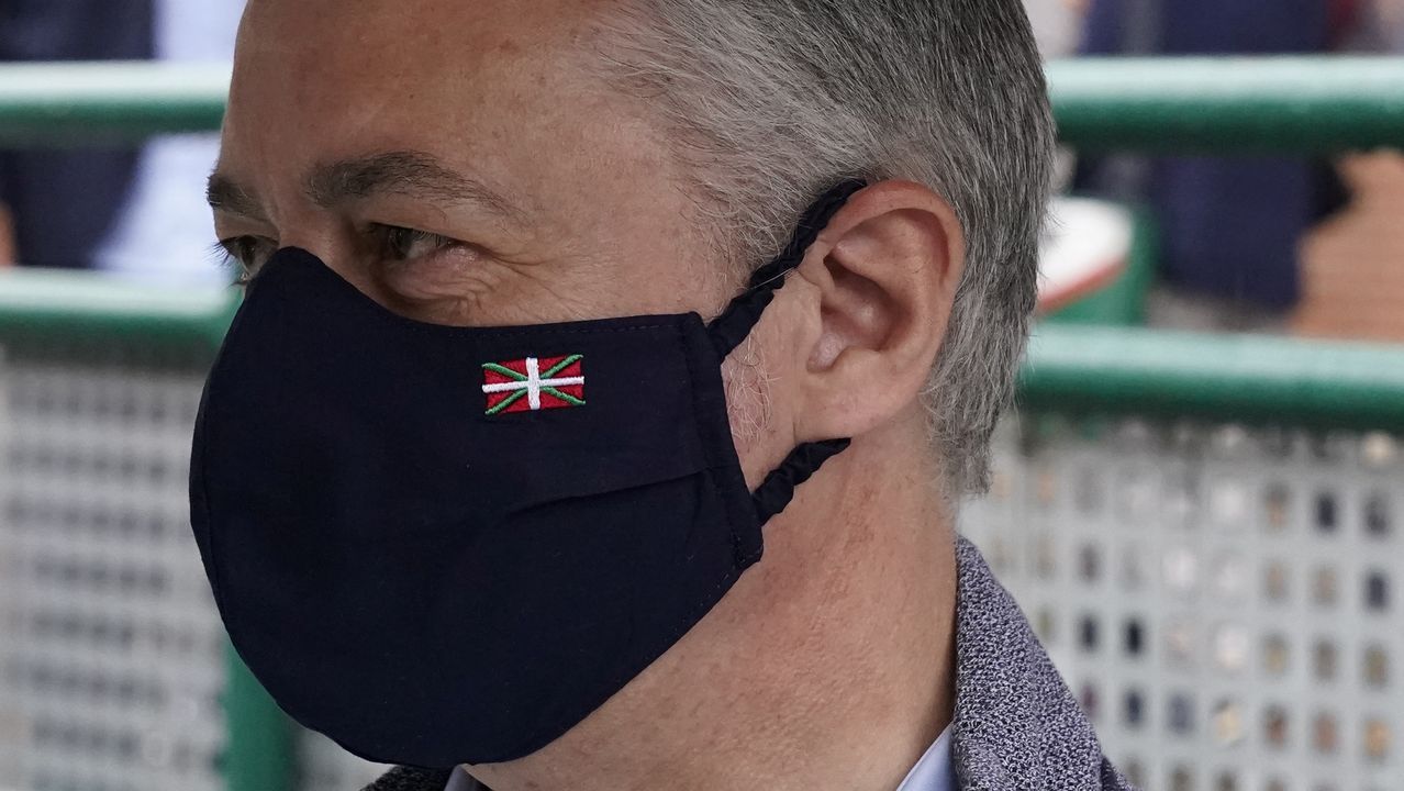 V�deo de las elecciones en Burela, con colas para votar.Demetrio ayuda a Alsira a colocarse la mascarilla antes de entrar en el colegio electoral en la antigua rectoral de Erbecedo.