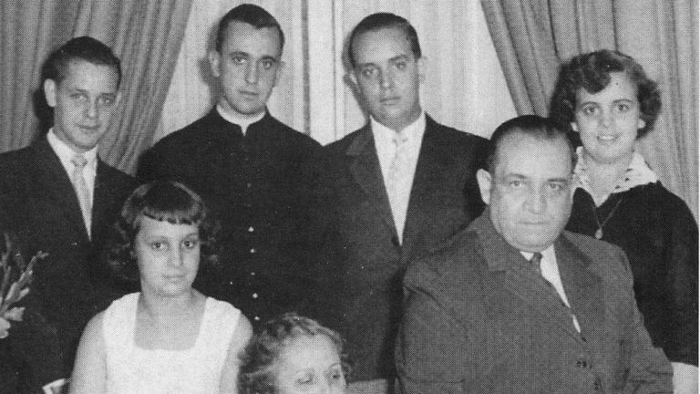 Bergoglio (1936-2025), vestido de negro, en una imagen familiar en su casa de Buenos Aires. Era el mayor de cinco hermanos. Fue hijo de dos inmigrantes italianos, Regina María Sívori y Mario José Bergoglio.