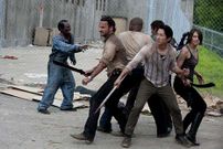 Los supervivientes, acorralados por los zombis en una escena del primer episodio de la tercera temporada de The Walking Dead.