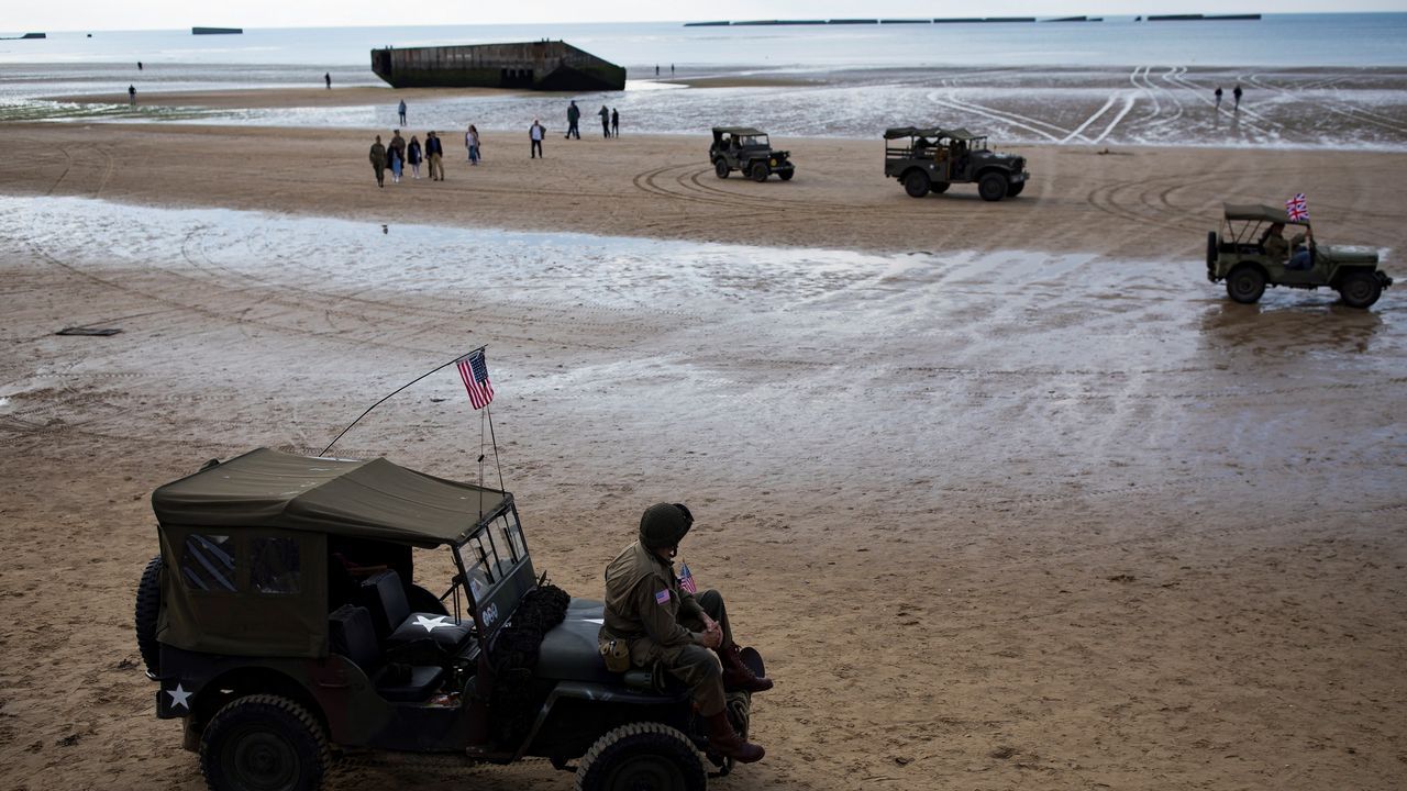 Varias personas conmemoran el desembarco en Arromanches