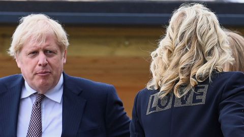 El primer ministro britnico, Boris Johnson, y, de espaldas, la esposa del presidente de Estados Unidos, Jill Biden, este viernes, en Cornualles
