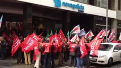 Protesta delante de la oficina de NCG de A Coru�a ante plan de despidos