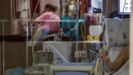 Un paciente enfermo de coronavirus espera a ser atendido en la uci del Hospital de Basurto, en Bilbao