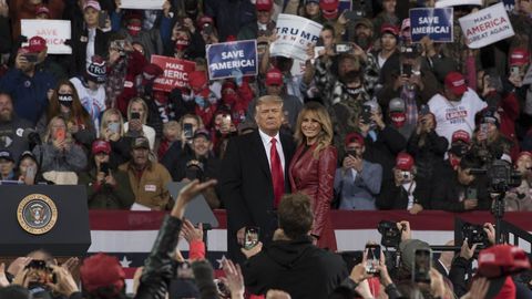Trump junto a su esposa, Melania, en un mitin en Georgia